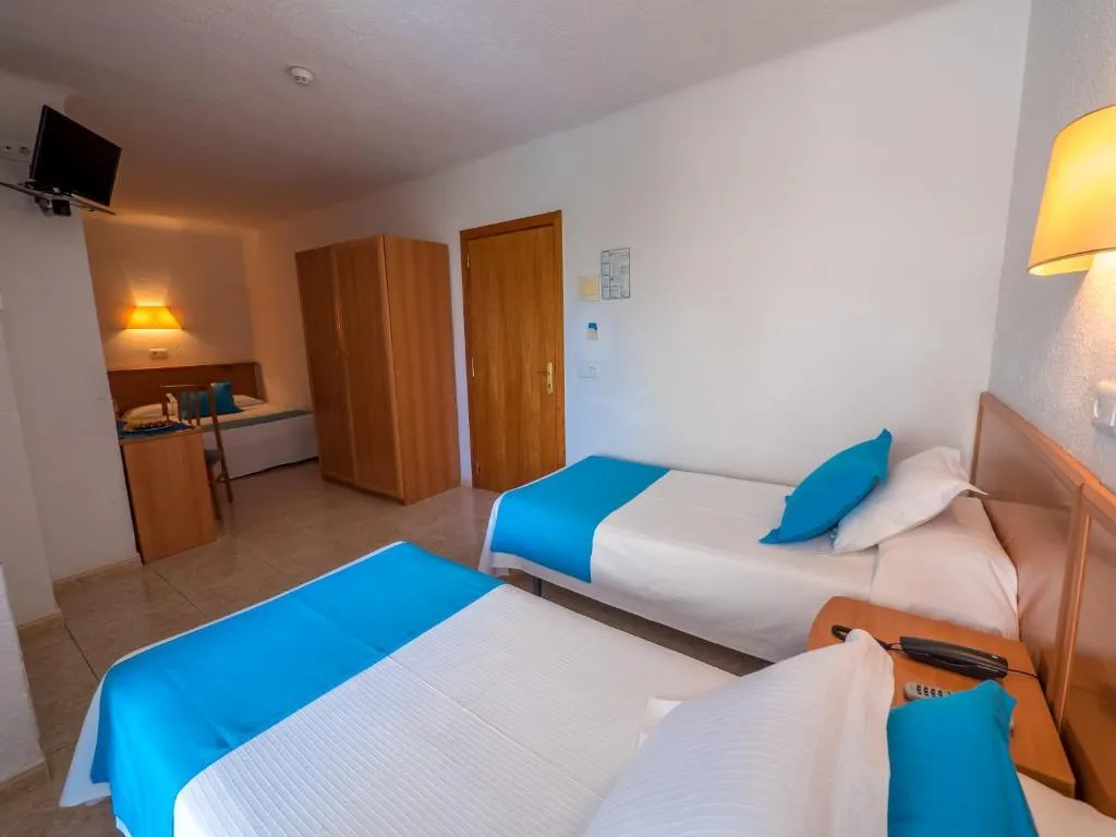 QUADRUPLE STANDARD Room, Checkin Pineda, Costa Brava