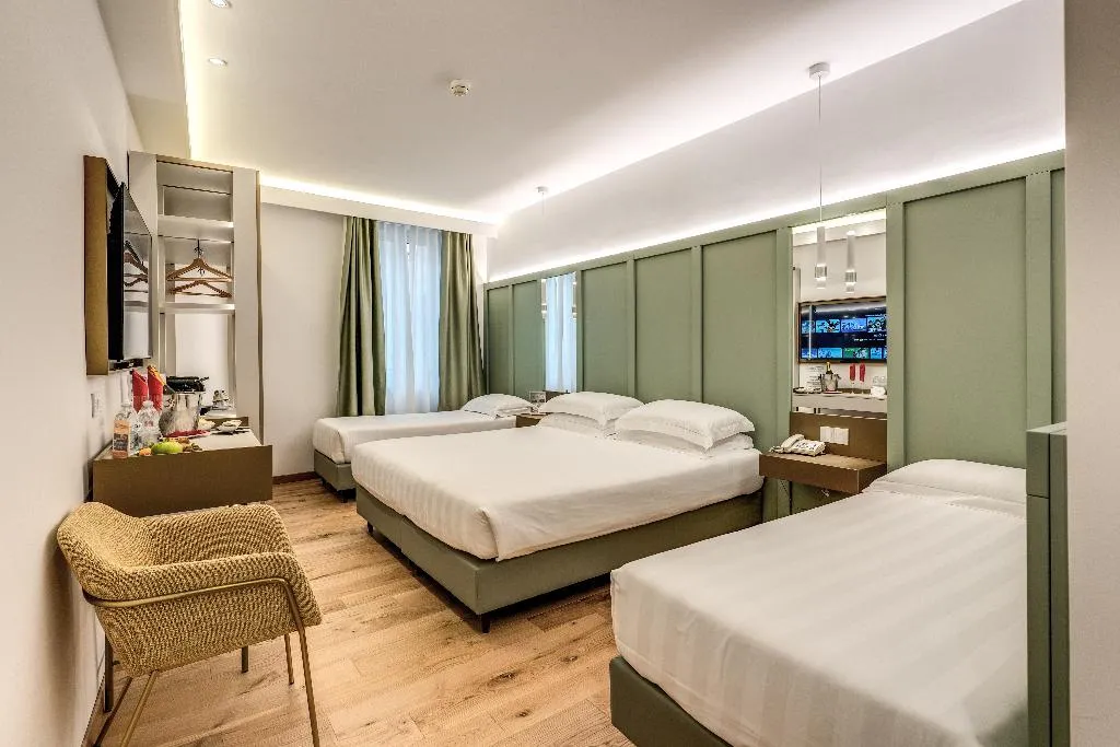 QUADRUPLE STANDARD Room, Relais Trevi 95 Boutique Hotel, Rome