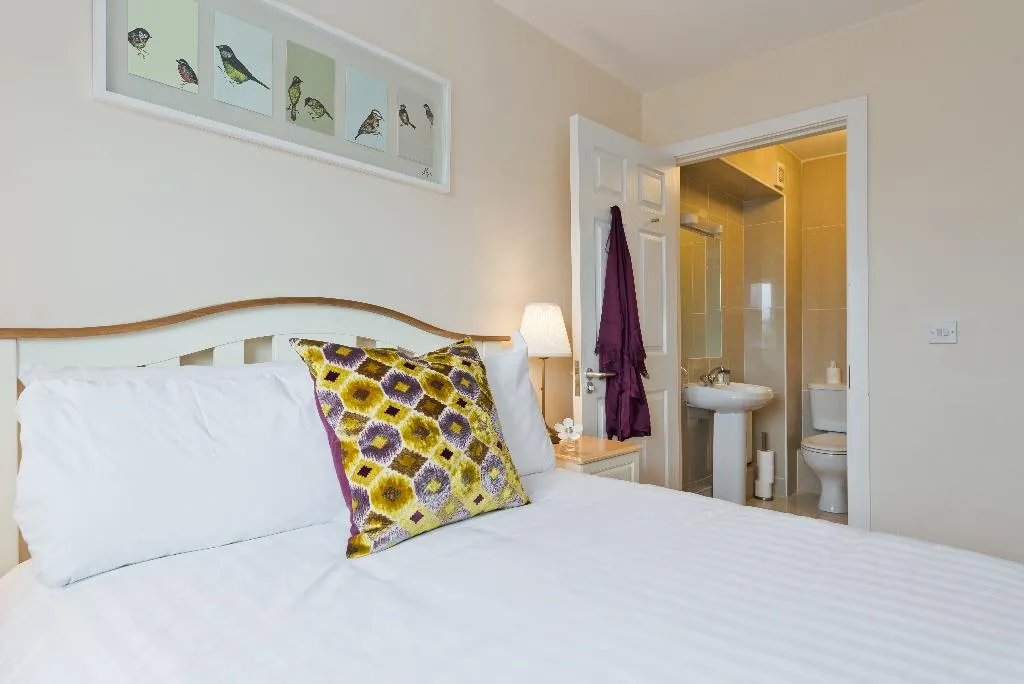 APARTMENT THREE BEDROOMS Room, Pearse Street Suites, Dublin