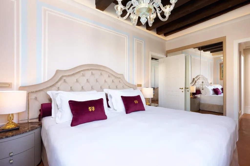 Room, Palazzo Giovanelli e Gran Canal, Venice