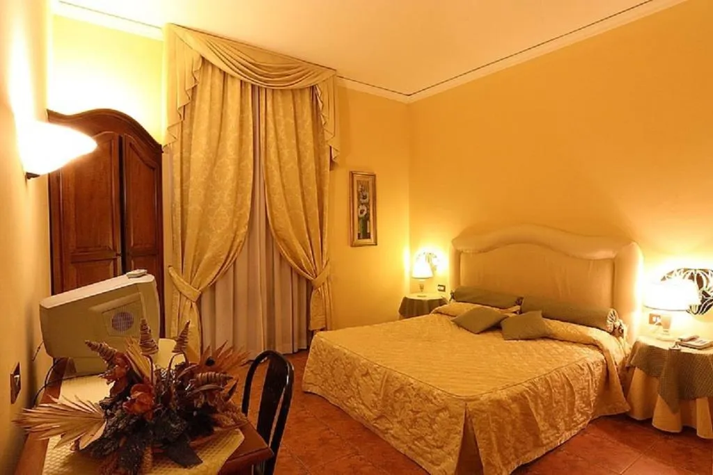 Room, Alinari, Florence