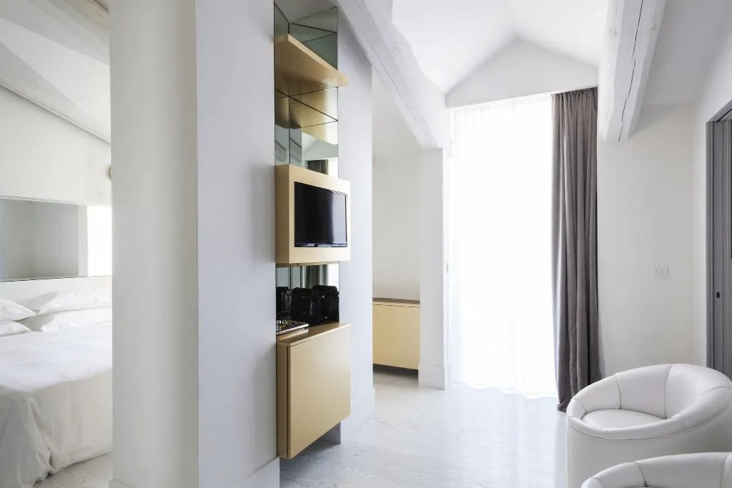 DOUBLE SUPERIOR KING BED Room, Senato Hotel Milano, Milan