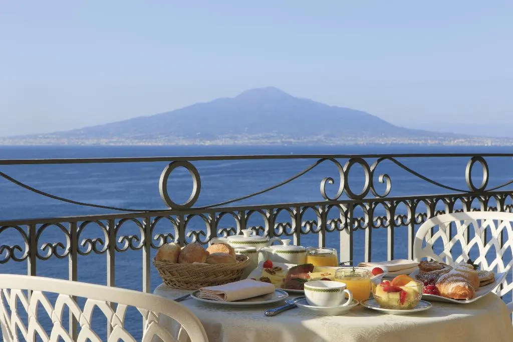 SUITE SEA VIEW WITH TERRACE Room, Grand Hotel Ambasciatori, Naples