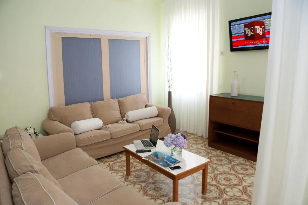APARTMENT CAPACITY 6 THREE BEDROOM Room, Casa Vacanza San Pietro, Naples