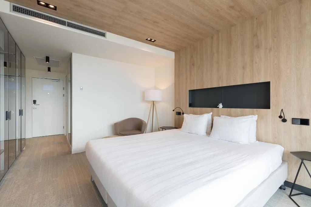 DOUBLE SUPERIOR KING BED Room, Leonardo Royal Hotel Den Haag Promenade, Amsterdam