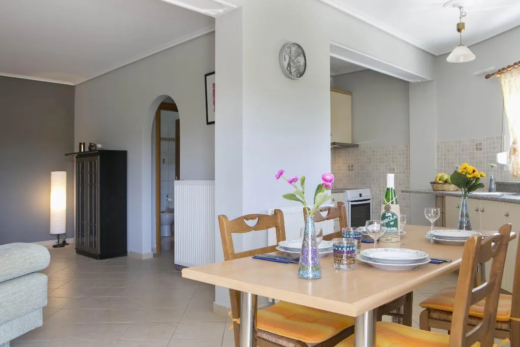 APARTMENT CAPACITY 6 Room, Evi's Garden, Kefallinia