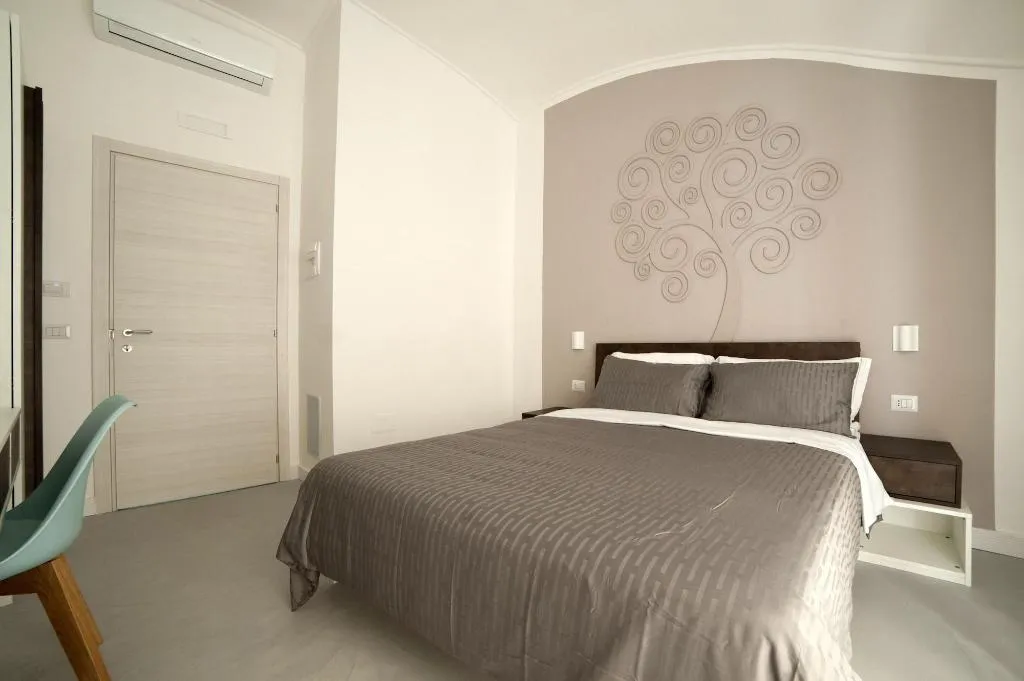 Room, Dada Suite, Naples
