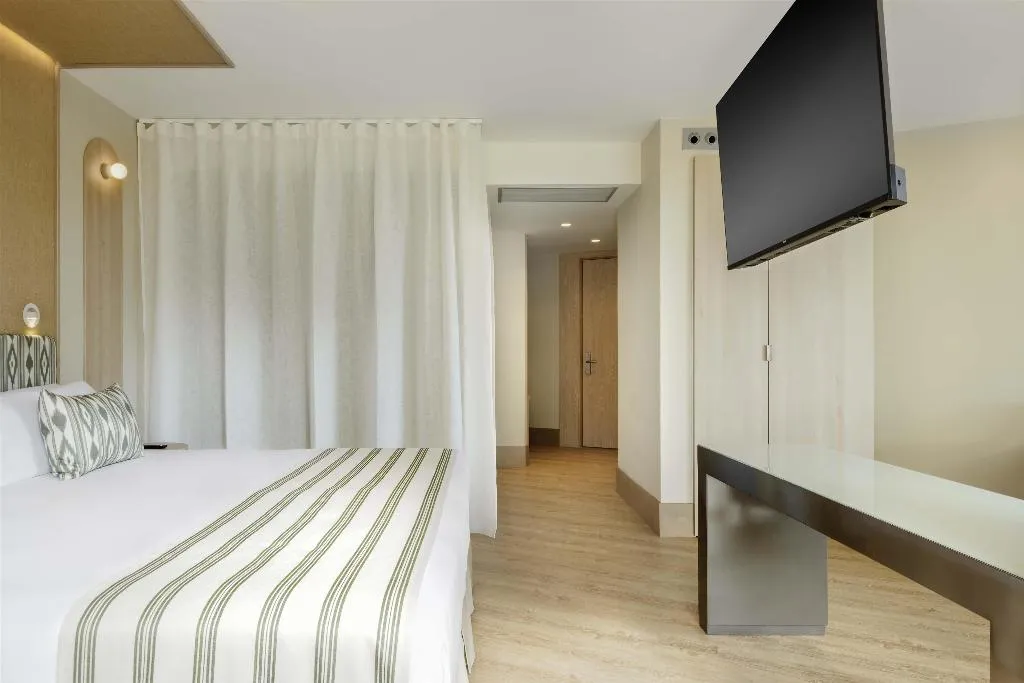 JUNIOR SUITE SEA FRONT Room, Barcelo Illetas Albatros, Majorca