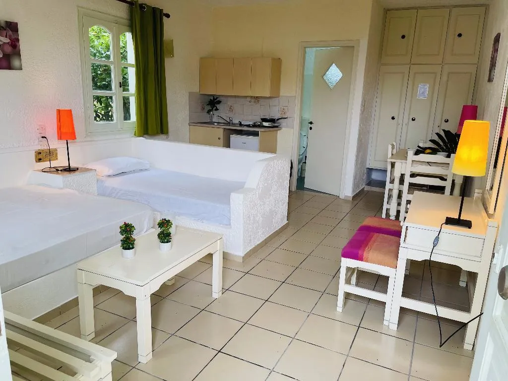 FAMILY ROOM POOL VIEW Room, Semiramis Poolside, Crete
