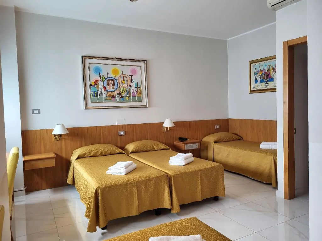 QUADRUPLE STANDARD Room, Hotel Dei Fiori, Milan
