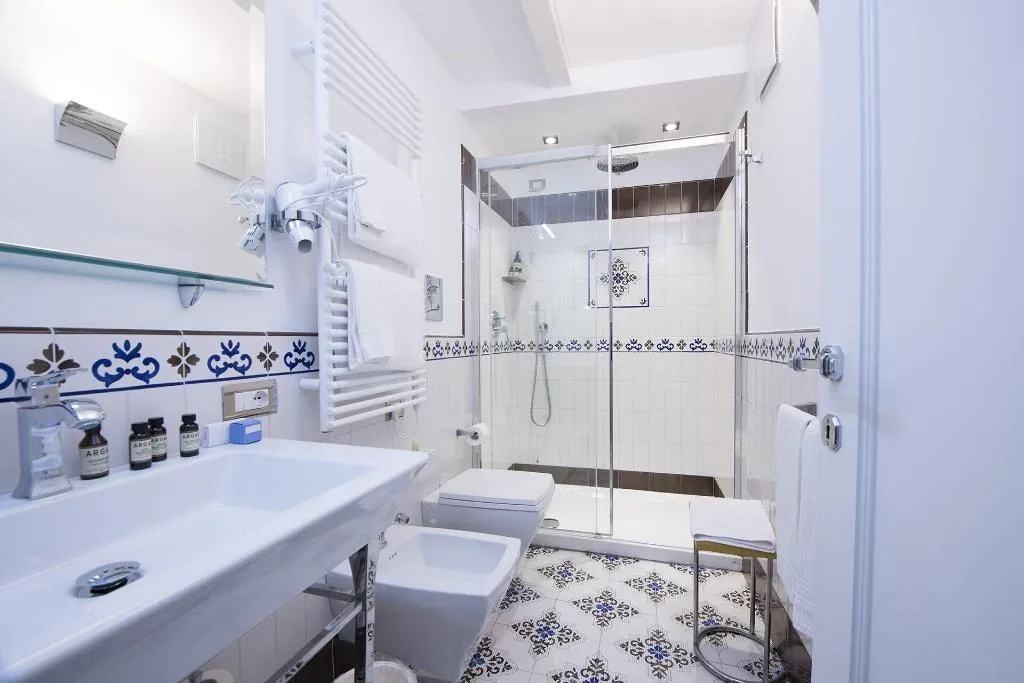 Room, Diecisedici, Naples