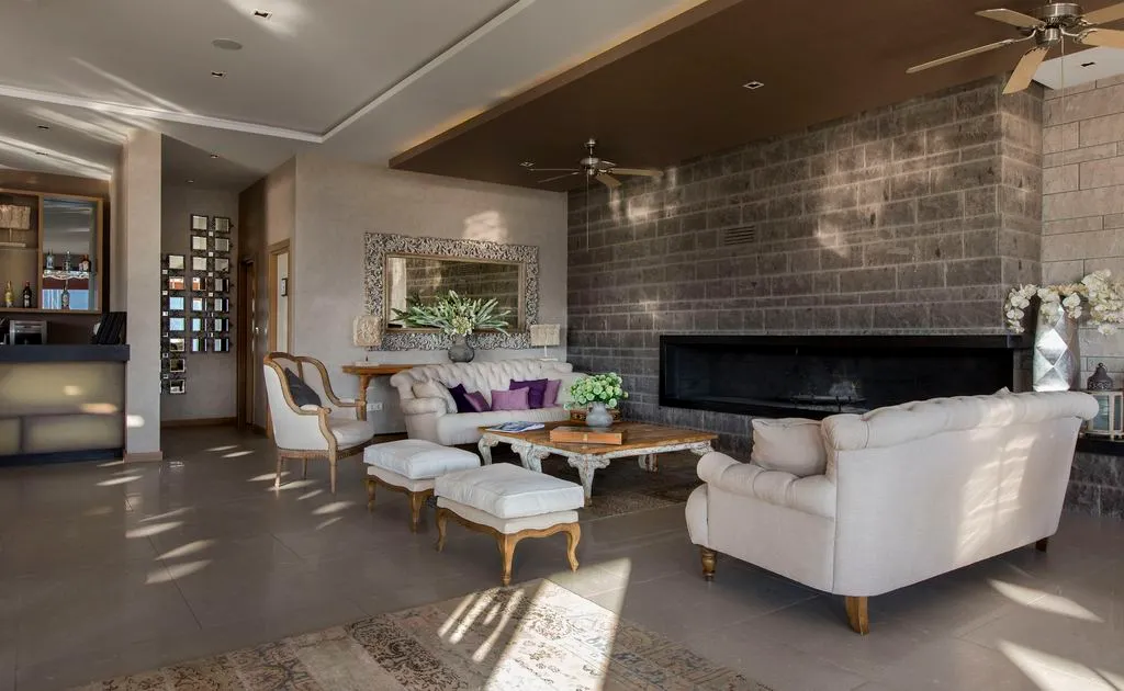 Lobby, Marti Hemithea, Dalaman