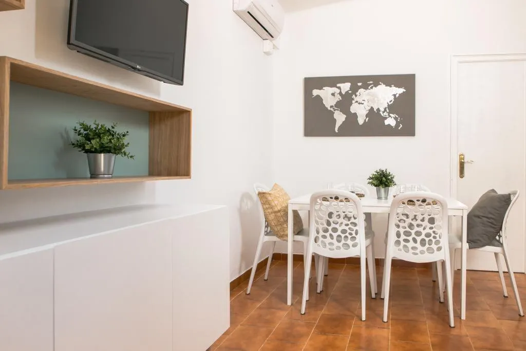 Room, Benelux, Costa Brava