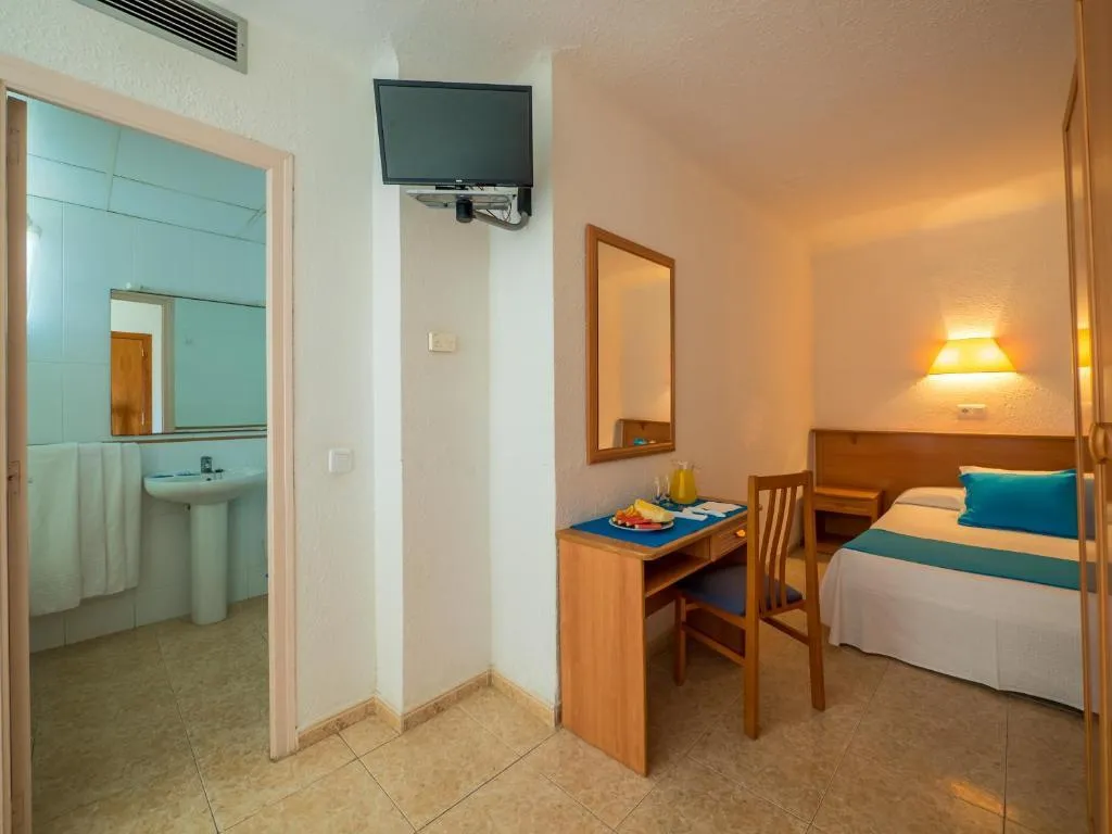 QUADRUPLE STANDARD Room, Checkin Pineda, Costa Brava