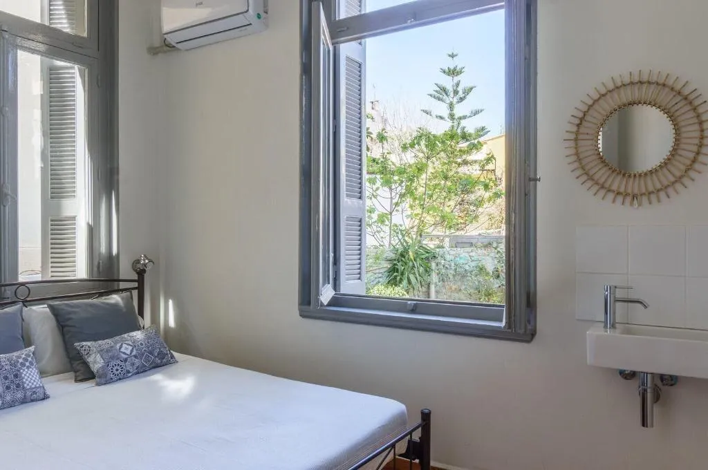 Room, Dioskouros, Athens