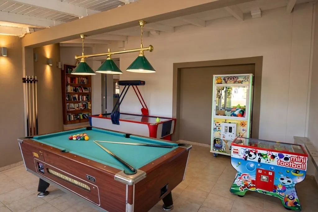 Sports and Entertainment, Dennys Inn, Zante