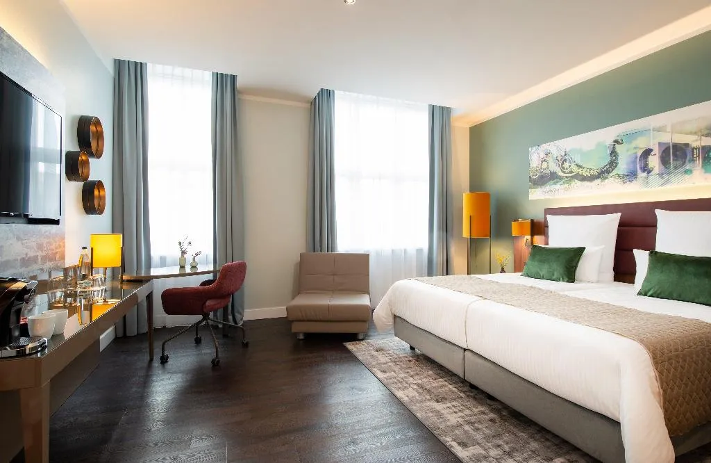 TRIPLE DELUXE Room, Leonardo Royal Hotel Berlin Alexanderplatz, Berlin