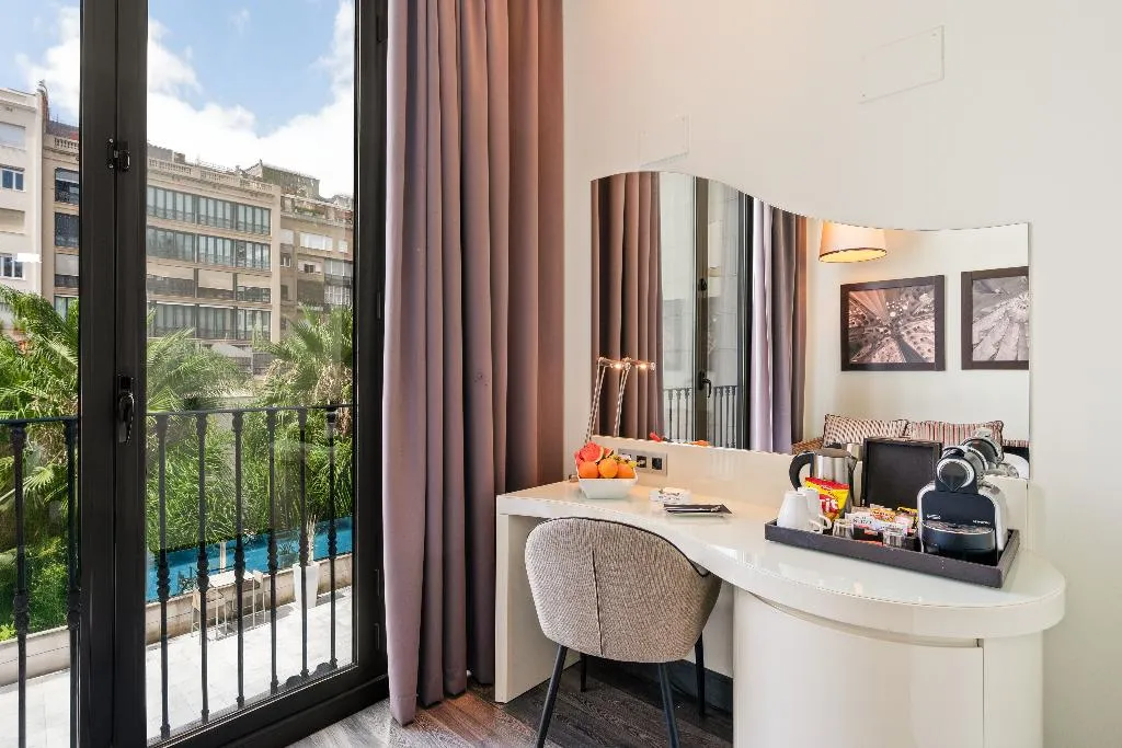 SUITE POOL VIEW Room, Hotel Indigo Barcelona Plaza Catalunya, Barcelona