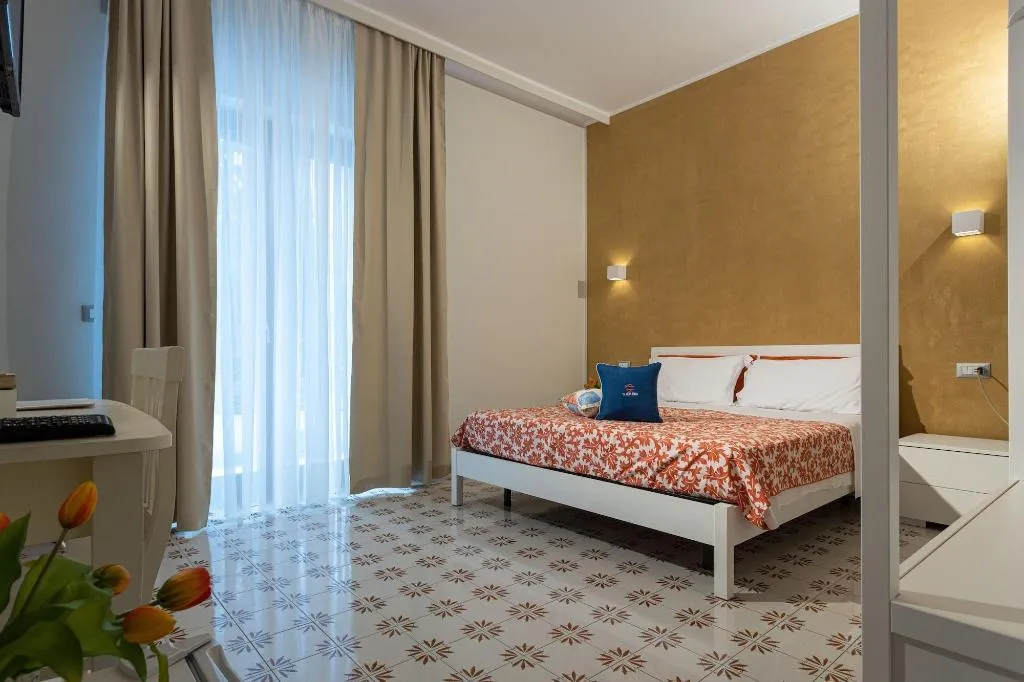 Room, The Reef, Naples