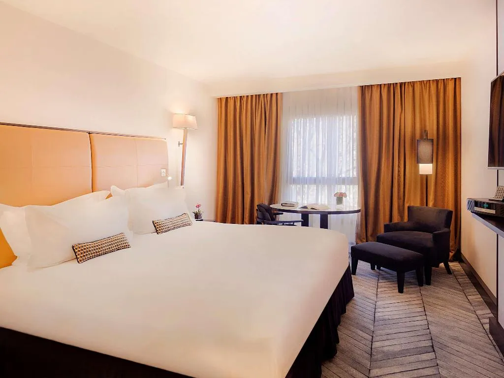 DOUBLE SUPERIOR KING BED Room, Sofitel Lisbon Liberdade, Lisbon