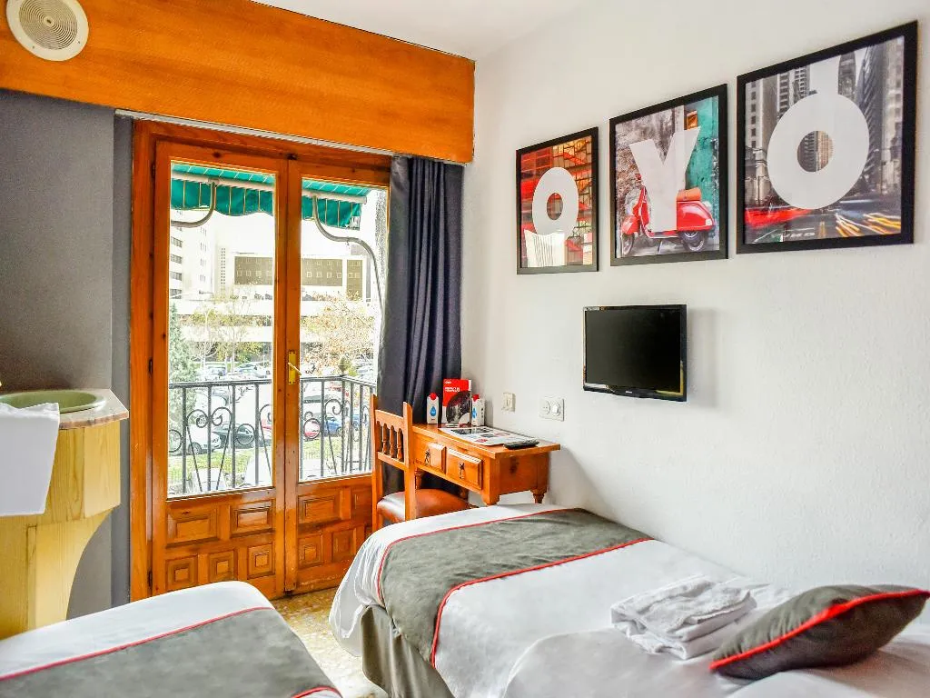 TWIN WITH SHARED BATHROOM Room, Hostal Carabanchel, Madrid