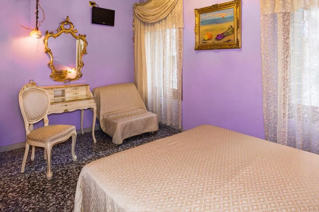 Room, Ca' Bella, Venice