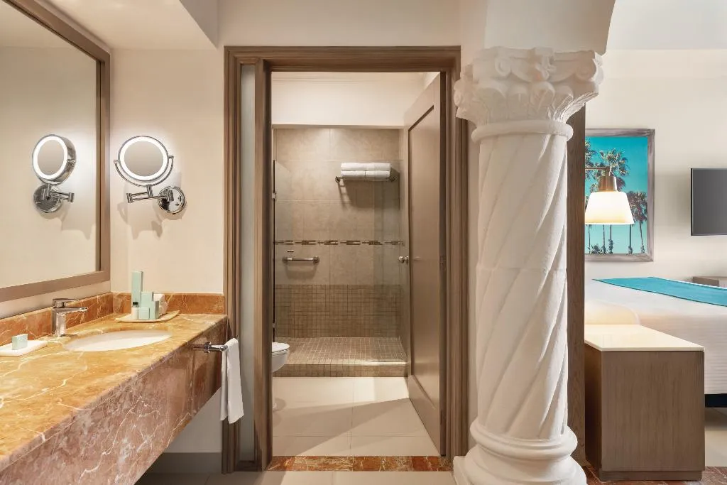 SUITE OCEAN FRONT ONE BEDROOM Room, Wyndham Alltra Playa del Carmen Adults Only All In, Playa Del Carmen