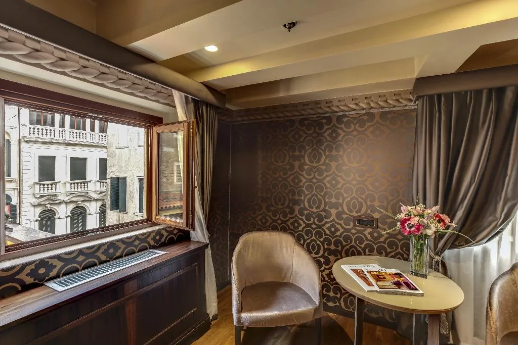 JUNIOR SUITE STANDARD Room, Dona Palace, Venice