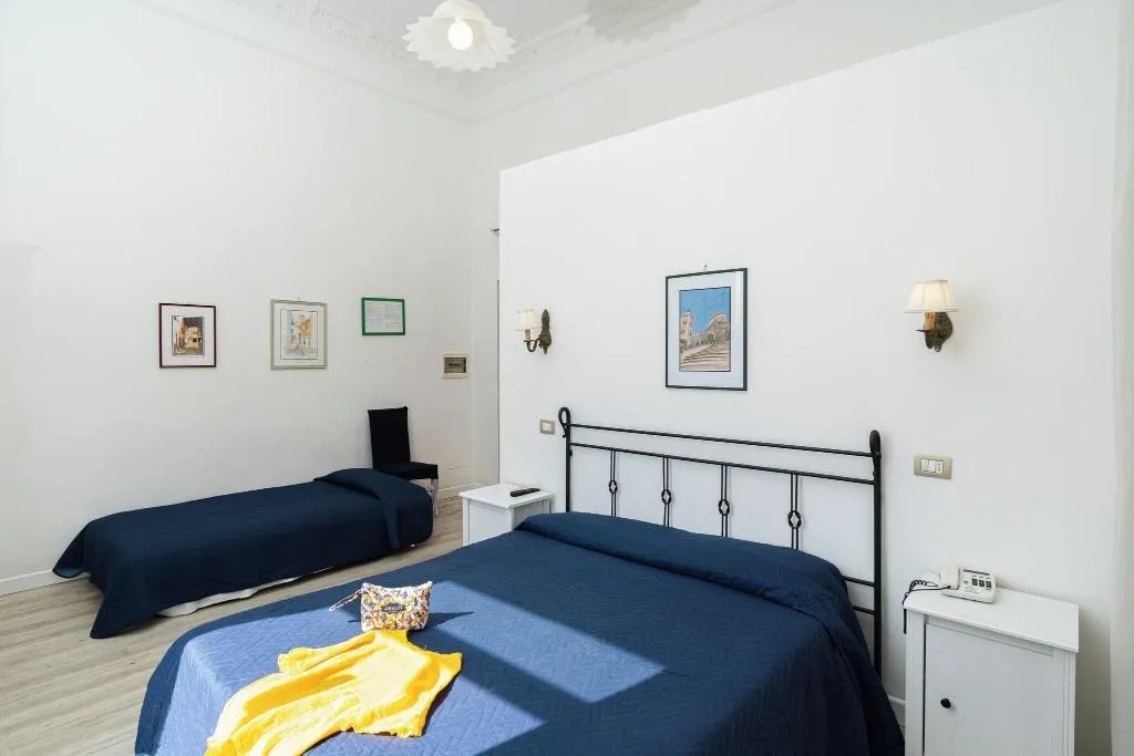 TRIPLE STANDARD Room, Fontana, Naples