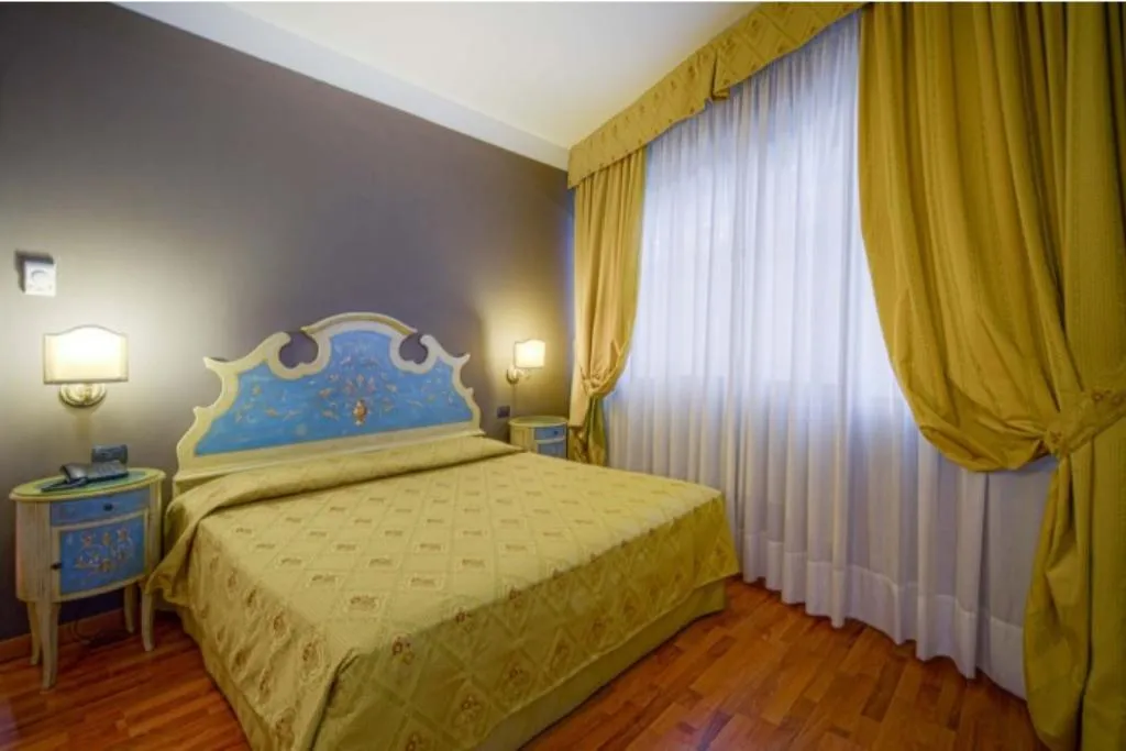 Room, Aaron, Venice