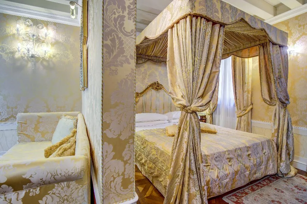 JUNIOR SUITE CAPACITY 4 Room, Canal Grande, Venice