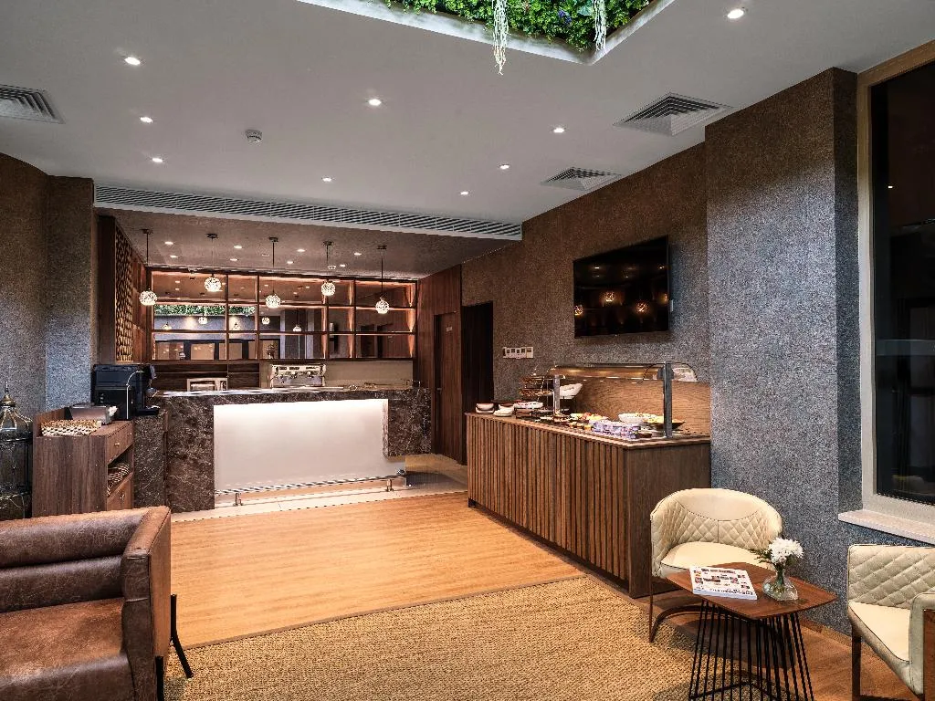 Bar, Leonardo Boutique Hotel Larnaca, Cyprus