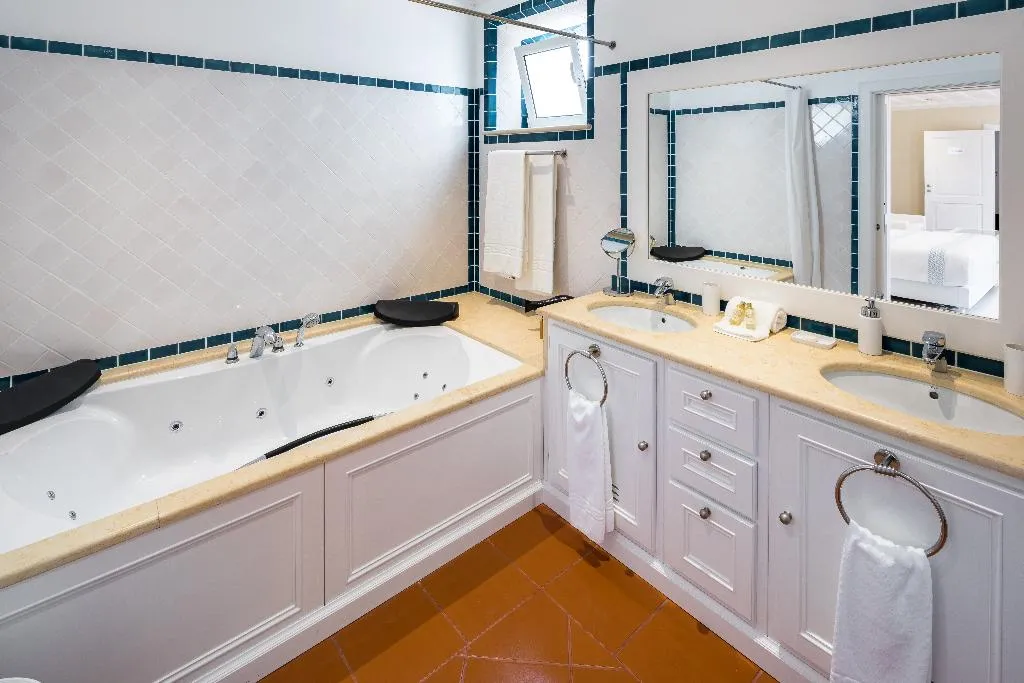 VILLA THREE BEDROOMS Room, Shantivillas, Algarve