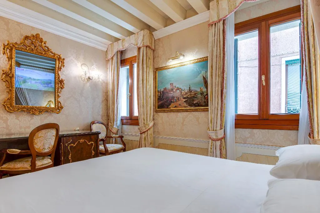 Double or Twin CAPACITY 2 Room, Canal Grande, Venice