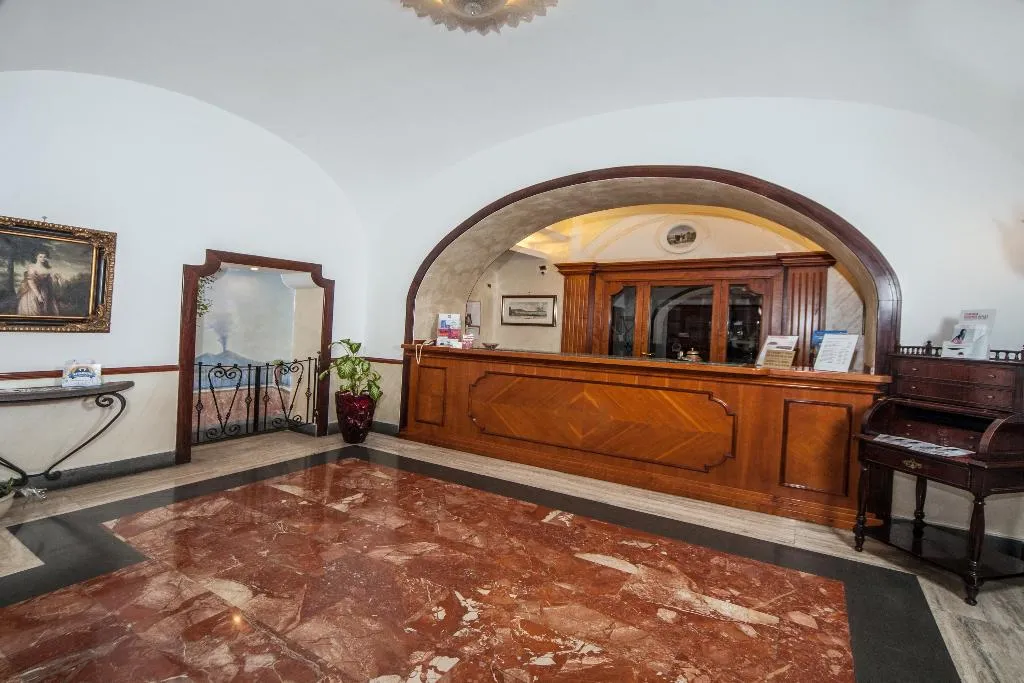 Lobby, La Pace, Naples