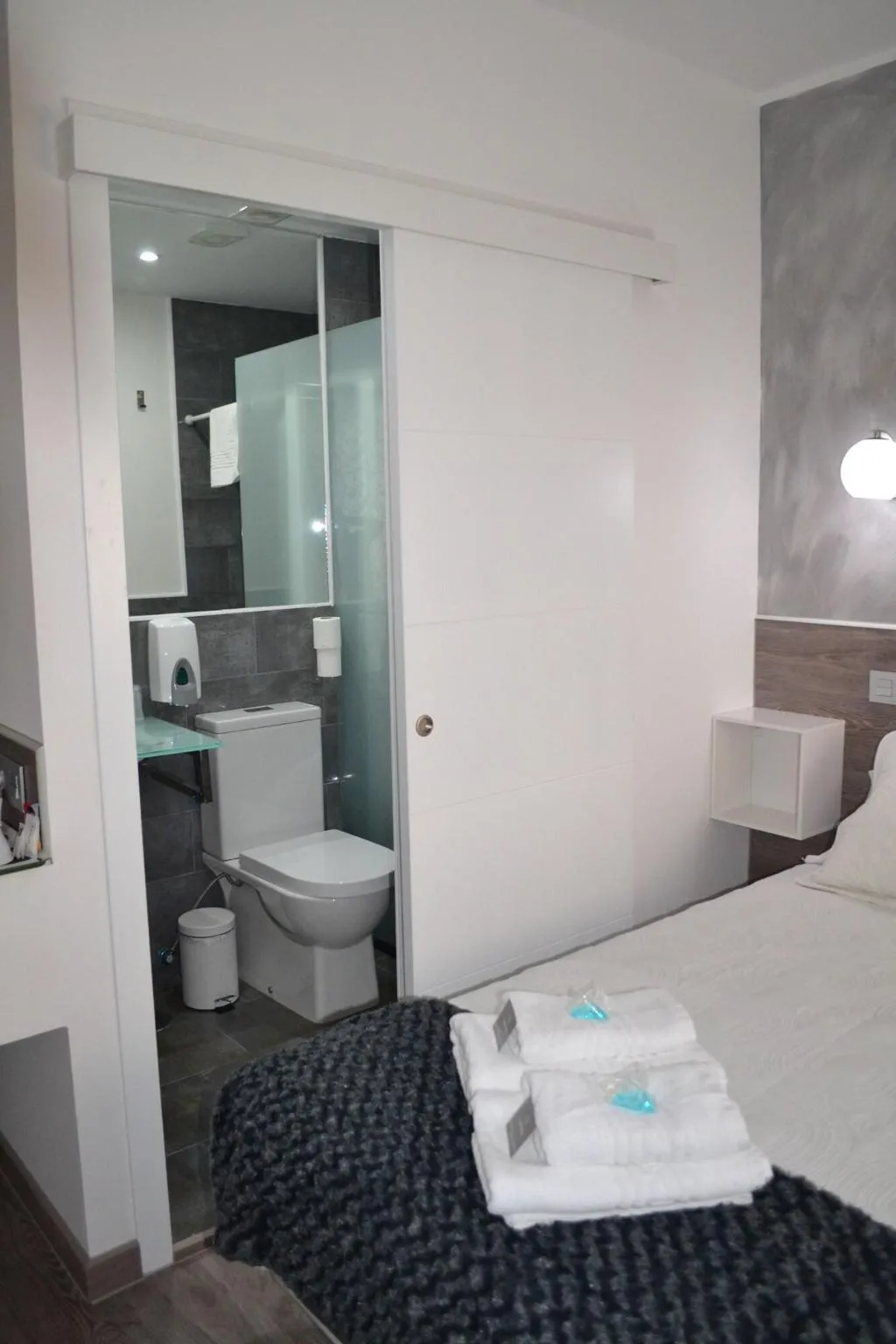Room, Hostal Meyra, Madrid