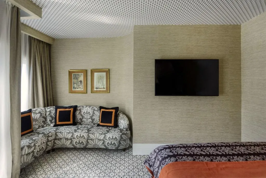 JUNIOR SUITE KING SIZE BED Room, The First One Hotel, Madrid