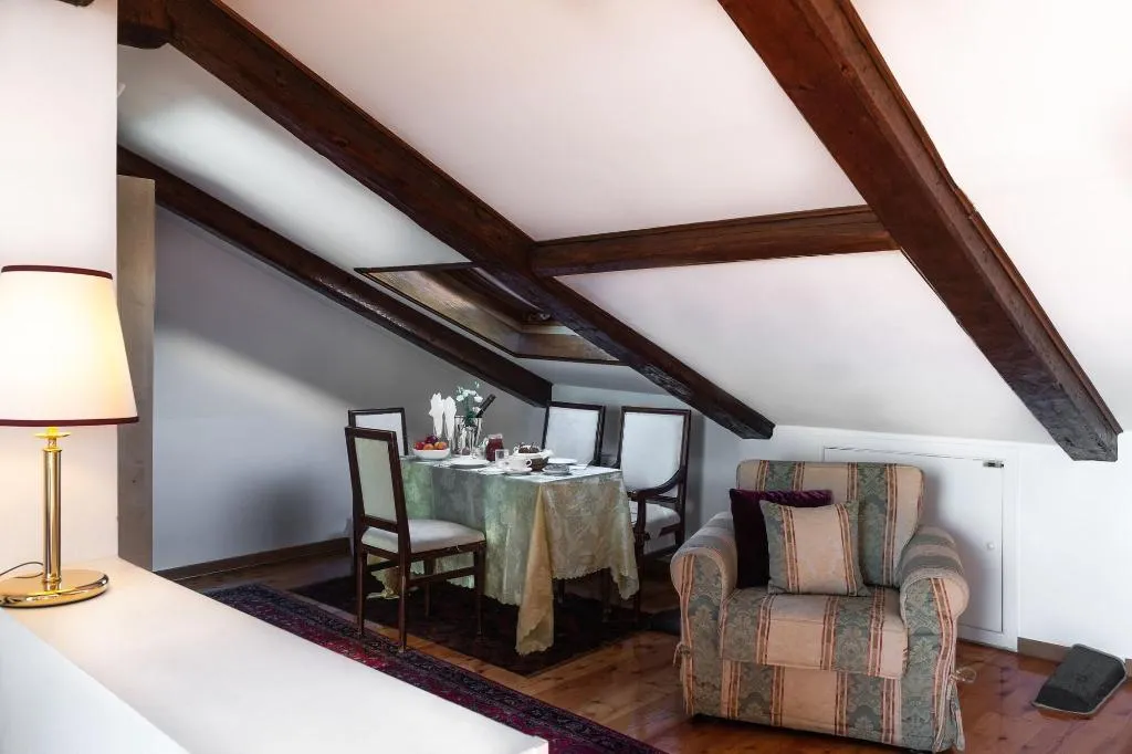 Room, A Tribute To Music, Venice
