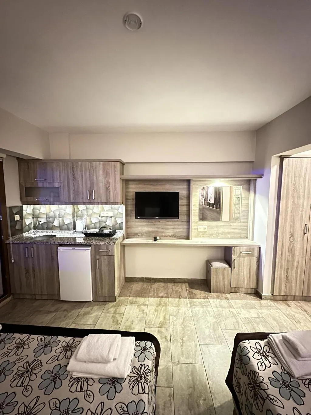 Room, Street61 Studios, Dalaman