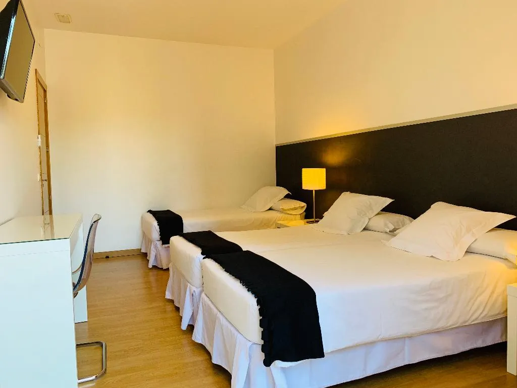 TRIPLE Shared external bathroom Room, Super Balmes Guest House, Barcelona