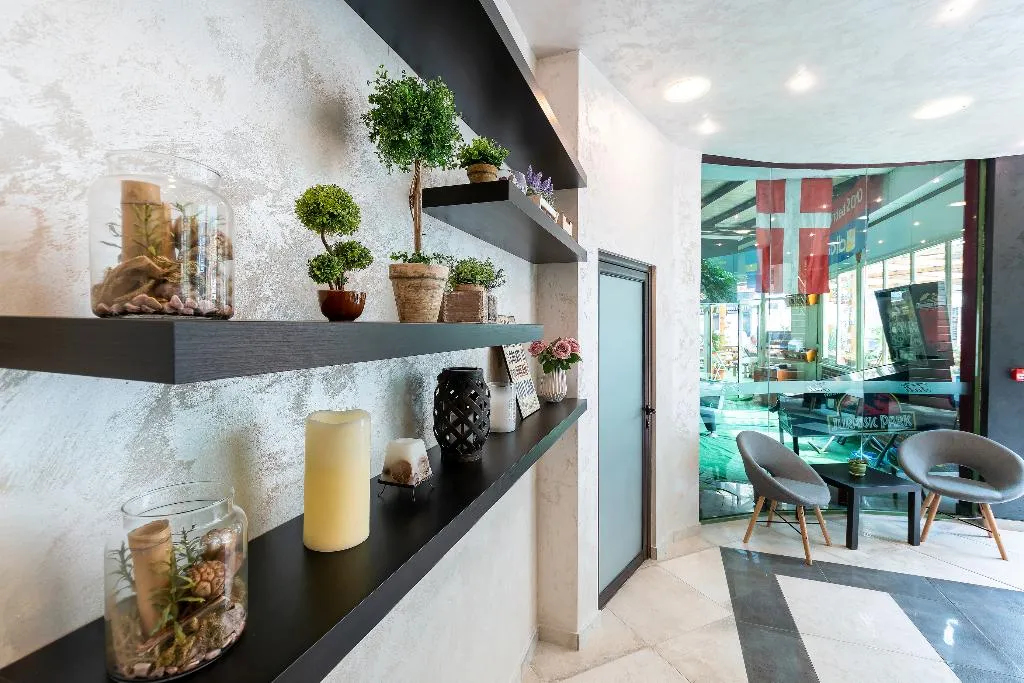 Lobby, Juli, Bourgas