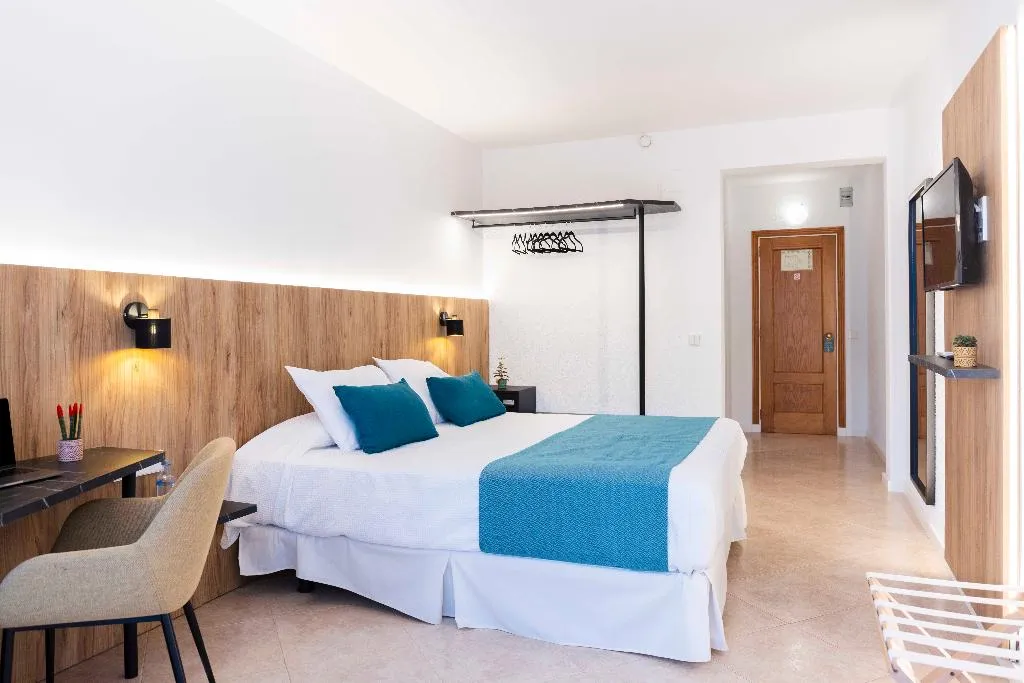 DOUBLE WITH TERRACE Room, Hotel Alfons, Menorca