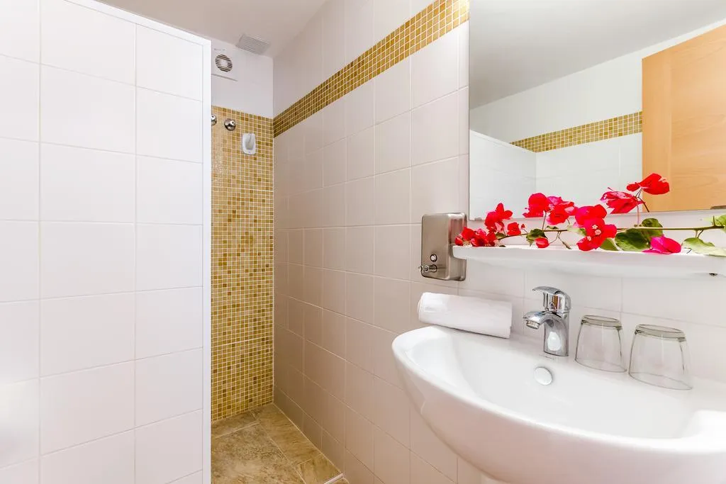 APARTMENT CAPACITY 5 TWO BEDROOMS Room, Blancala, Menorca