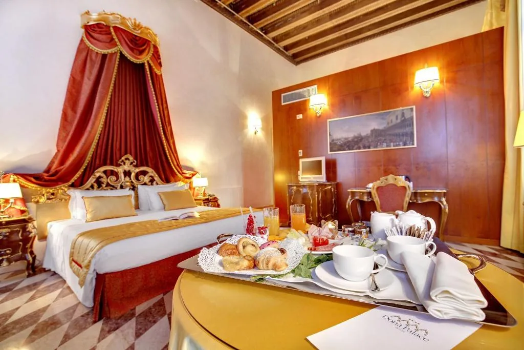 SUITE KING SIZE BED Room, Dona Palace, Venice