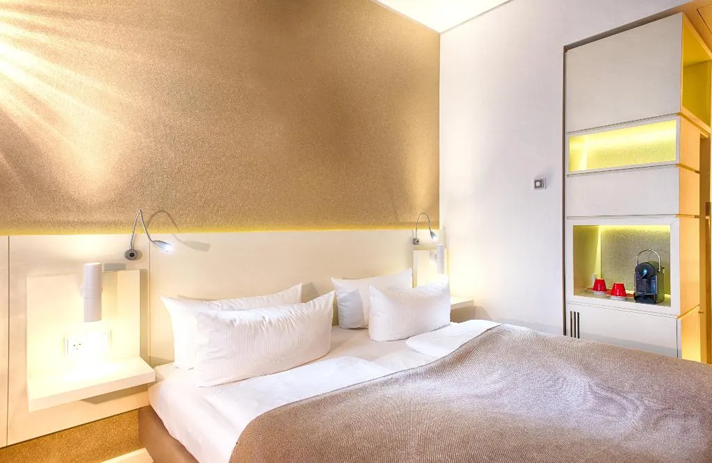 TRIPLE EXECUTIVE Room, Leonardo Hotel Berlin Mitte, Berlin