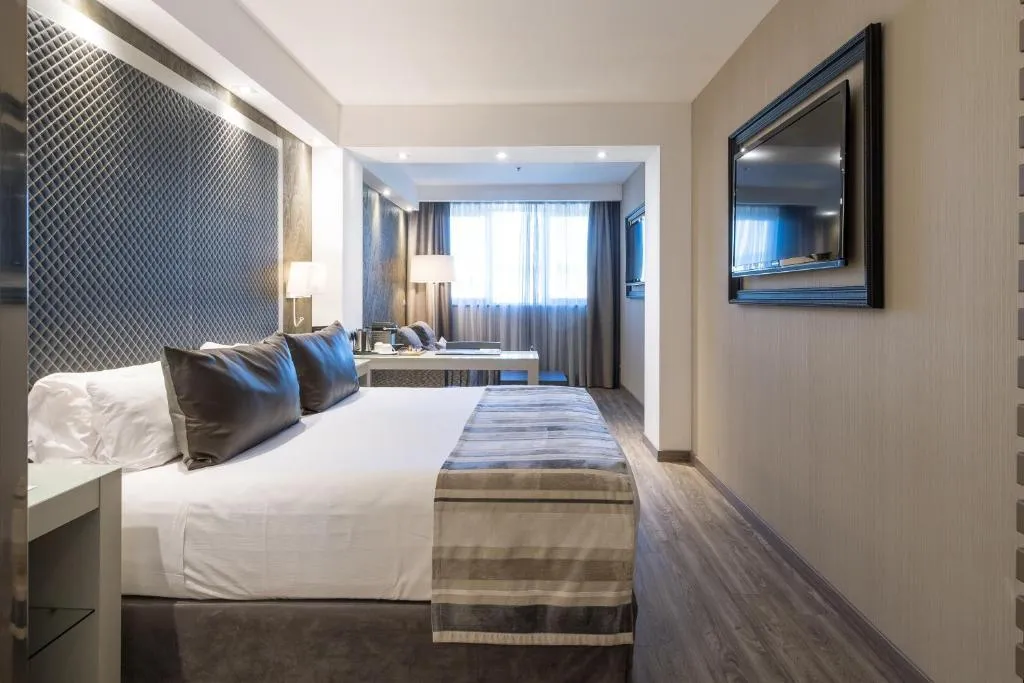 JUNIOR SUITE CAPACITY 3 Room, Catalonia Square, Barcelona