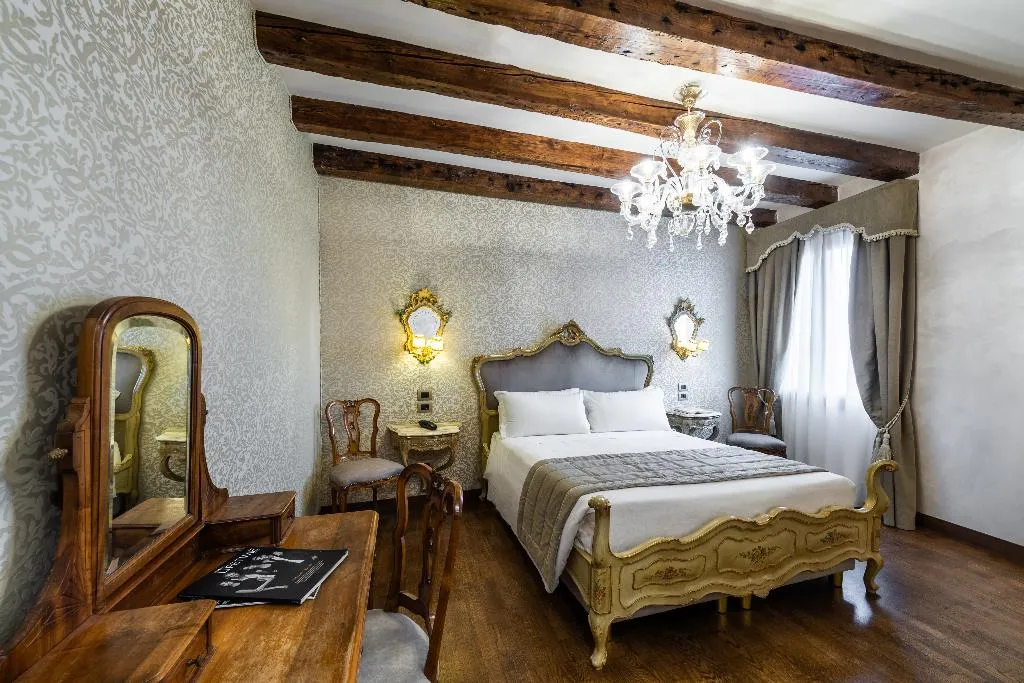 Double or Twin SUPERIOR WITH VIEWS Room, Palazzo San Lorenzo, Venice
