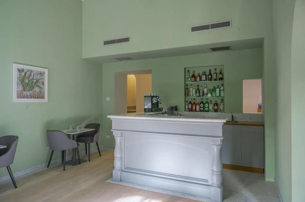 Bar, Ariele, Florence