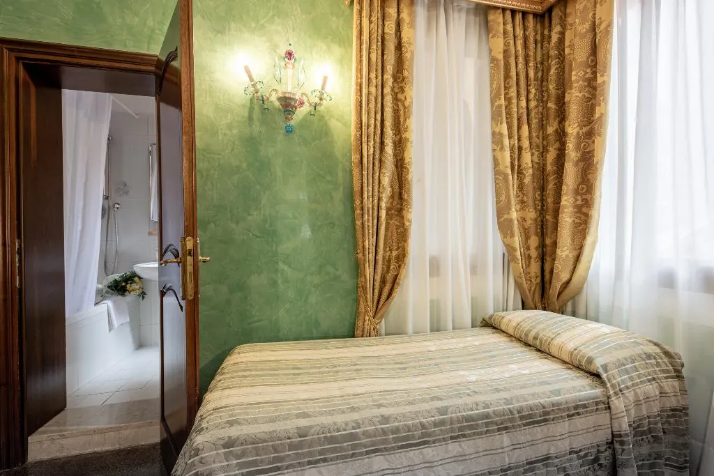 QUADRUPLE STANDARD Room, Marconi, Venice