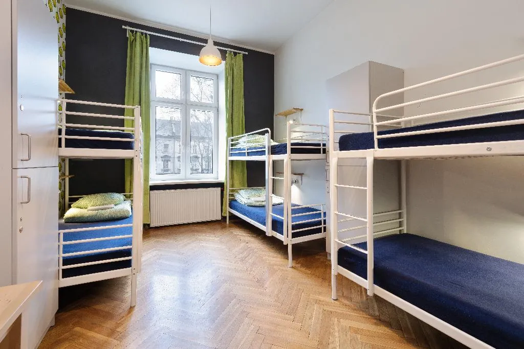 Room CAPACITY 6 WITH SHARED BATHROOM Room, Hostel Atlantis Kraków, Krakow